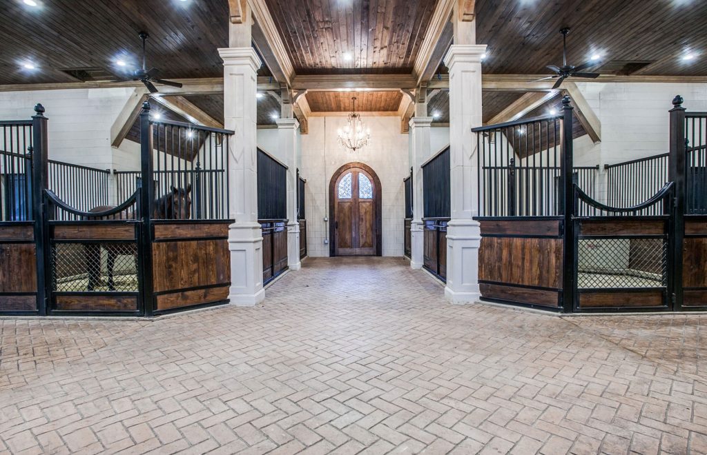 خدمات نگهداری و اصطبل, اسب رویال: بازار اسب ایران